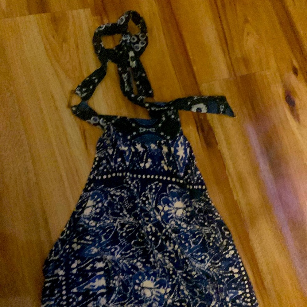 Beautiful top -ties around the neck